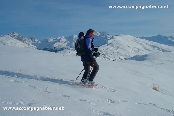 Dos de Crêt Voland en raquette Descente devant Tougnette
