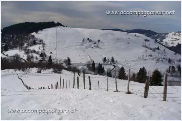 Tête et lac des Corbeaux en raquette à la Bresse Pistes de ski du col du Brabant