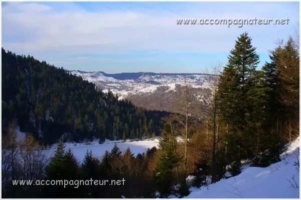 Tête et lac des Corbeaux en raquette à la Bresse Le lac des Corbeaux (gelé)
